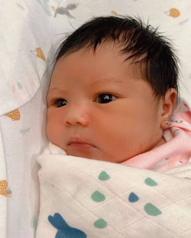 10 Potret Si Cantik Baby Ameena Hanna, Aurel: Pipi Chubby Seperti Mochi Strawberry