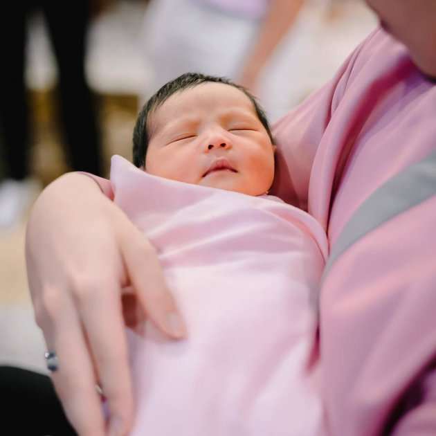 10 Potret Si Cantik Baby Ameena Hanna, Aurel: Pipi Chubby Seperti Mochi Strawberry