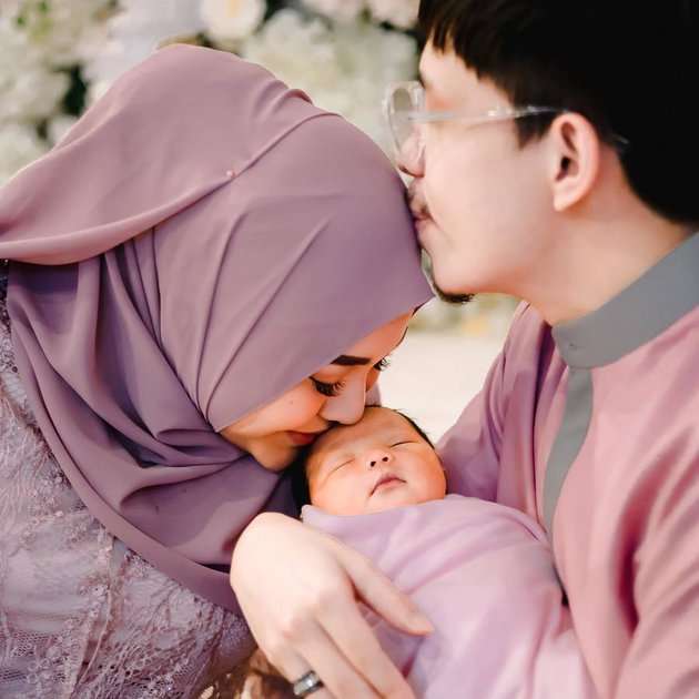 10 Potret Si Cantik Baby Ameena Hanna, Aurel: Pipi Chubby Seperti Mochi Strawberry