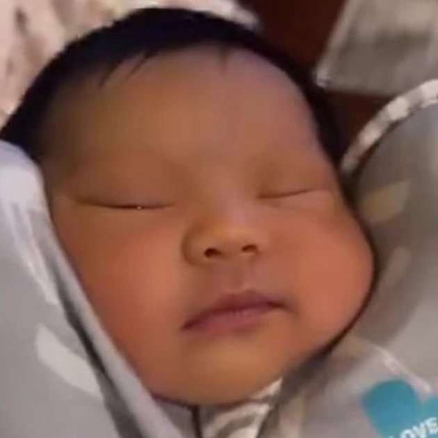 10 Potret Si Cantik Baby Ameena Hanna, Aurel: Pipi Chubby Seperti Mochi Strawberry