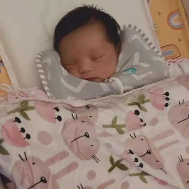 10 Potret Si Cantik Baby Ameena Hanna, Aurel: Pipi Chubby Seperti Mochi Strawberry