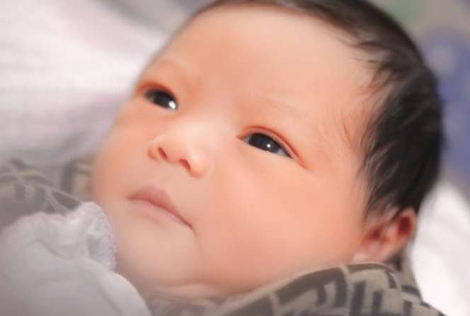 10 Potret Si Cantik Baby Ameena Hanna, Aurel: Pipi Chubby Seperti Mochi Strawberry