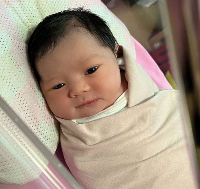 10 Potret Si Cantik Baby Ameena Hanna, Aurel: Pipi Chubby Seperti Mochi Strawberry