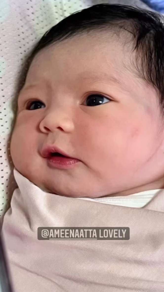 10 Potret Si Cantik Baby Ameena Hanna, Aurel: Pipi Chubby Seperti Mochi Strawberry