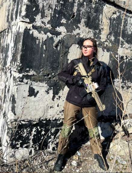 7 Potret Ratu Kecantikan Ukraina Anastasiia Lenna Angkat Senjata Lawan Rusia, Siap Bela Negara!