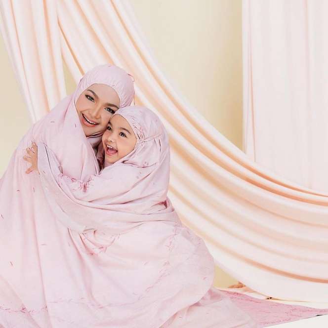 Potret 5 Seleb yang Sudah Punya Cucu di Usia Muda