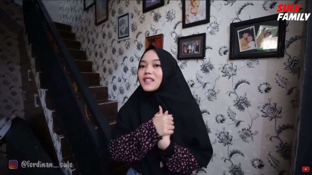 10 Potret Rumah Orangtua Sule di Kampung Halaman, Ternyata Tak Kalah Mewahnya!