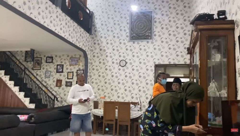 10 Potret Rumah Orangtua Sule di Kampung Halaman, Ternyata Tak Kalah Mewahnya!