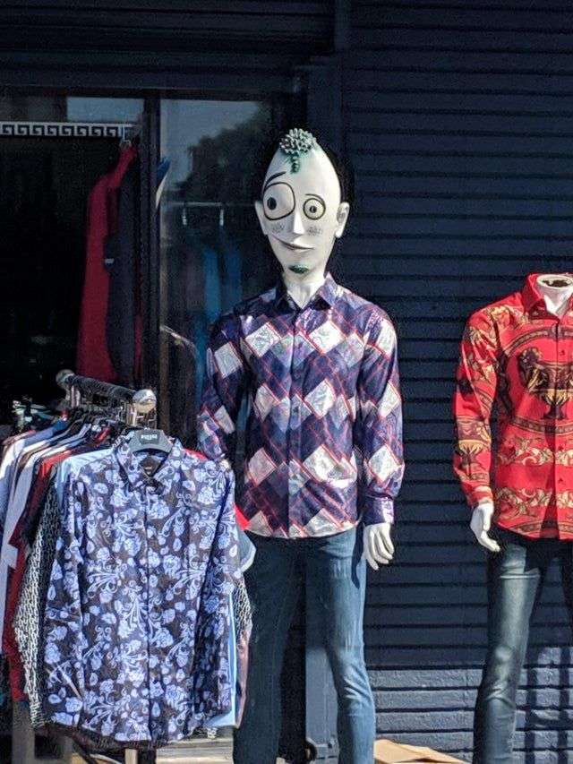 10 Penampakan Manekin Lucu di Depan Toko, Bentuknya Bikin Ngakak!