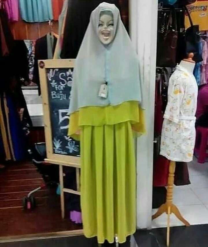 10 Penampakan Manekin Lucu di Depan Toko, Bentuknya Bikin Ngakak!