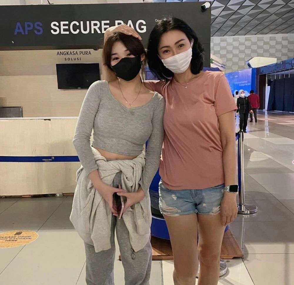 10 Potret Ibunda Livy Renata ‘Crazy Rich’ yang Baru Terekspos, Tajir Melintir & Cantik Bak ABG