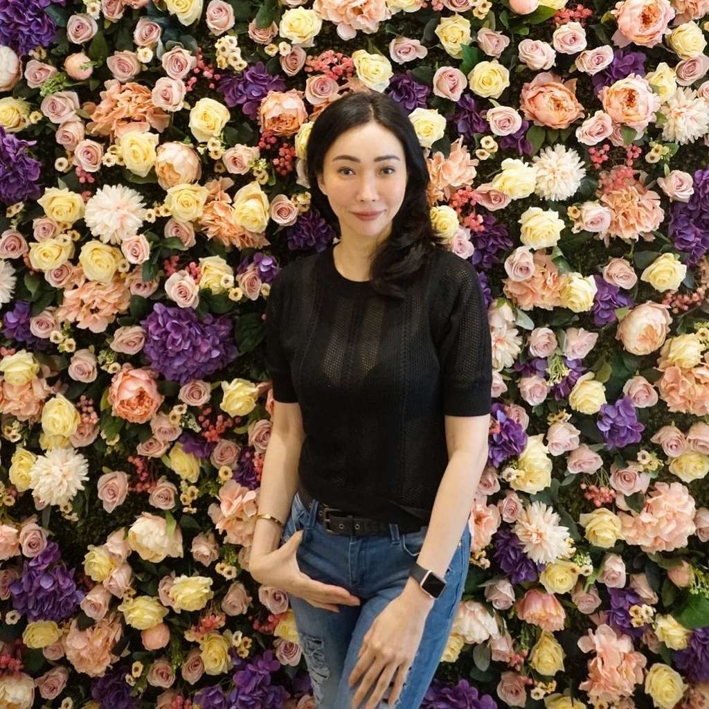 10 Potret Ibunda Livy Renata ‘Crazy Rich’ yang Baru Terekspos, Tajir Melintir & Cantik Bak ABG