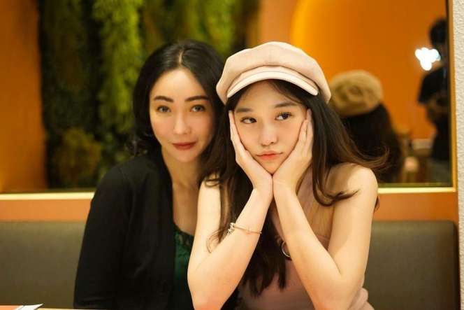 10 Potret Ibunda Livy Renata ‘Crazy Rich’ yang Baru Terekspos, Tajir Melintir & Cantik Bak ABG