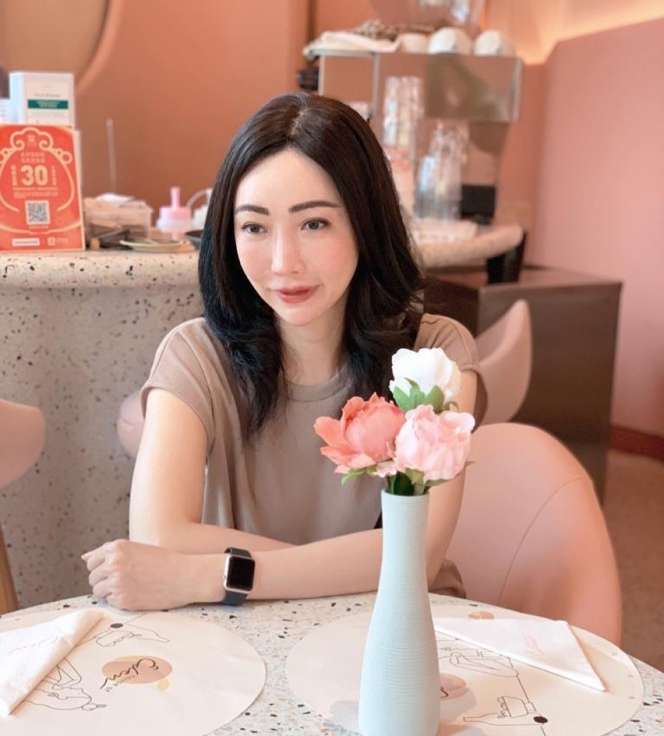 10 Potret Ibunda Livy Renata ‘Crazy Rich’ yang Baru Terekspos, Tajir Melintir & Cantik Bak ABG