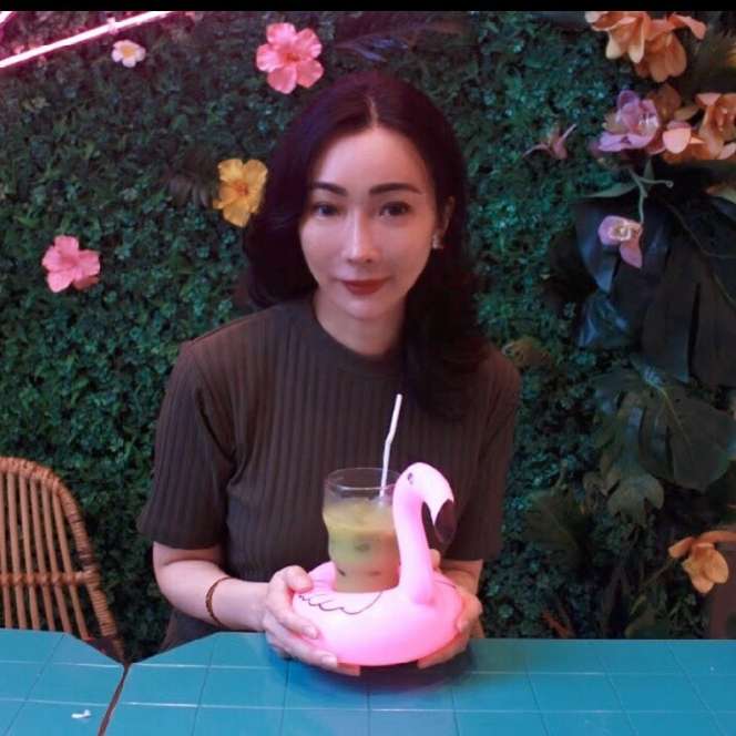10 Potret Ibunda Livy Renata ‘Crazy Rich’ yang Baru Terekspos, Tajir Melintir & Cantik Bak ABG