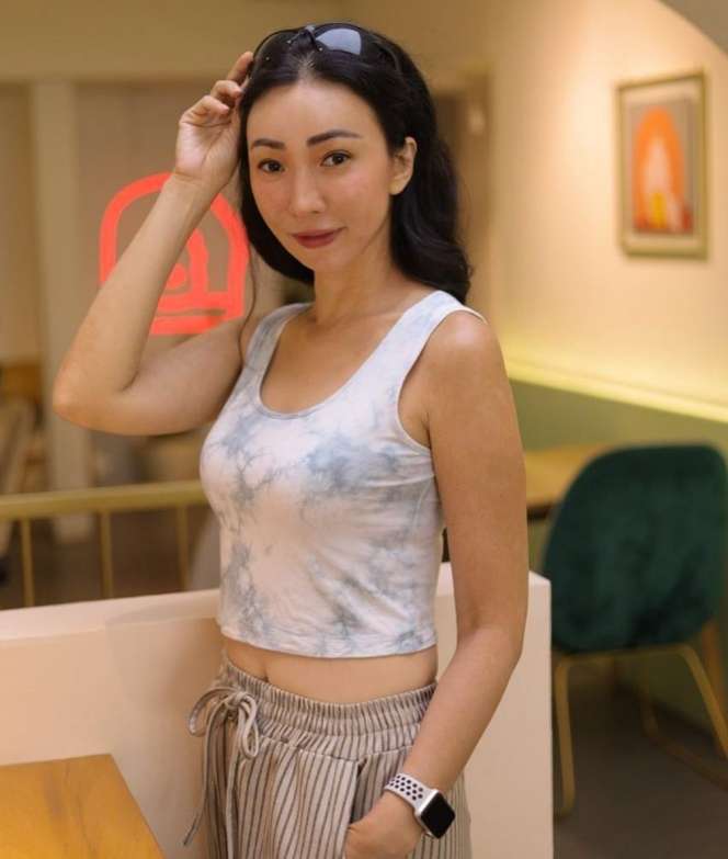 10 Potret Ibunda Livy Renata ‘Crazy Rich’ yang Baru Terekspos, Tajir Melintir & Cantik Bak ABG