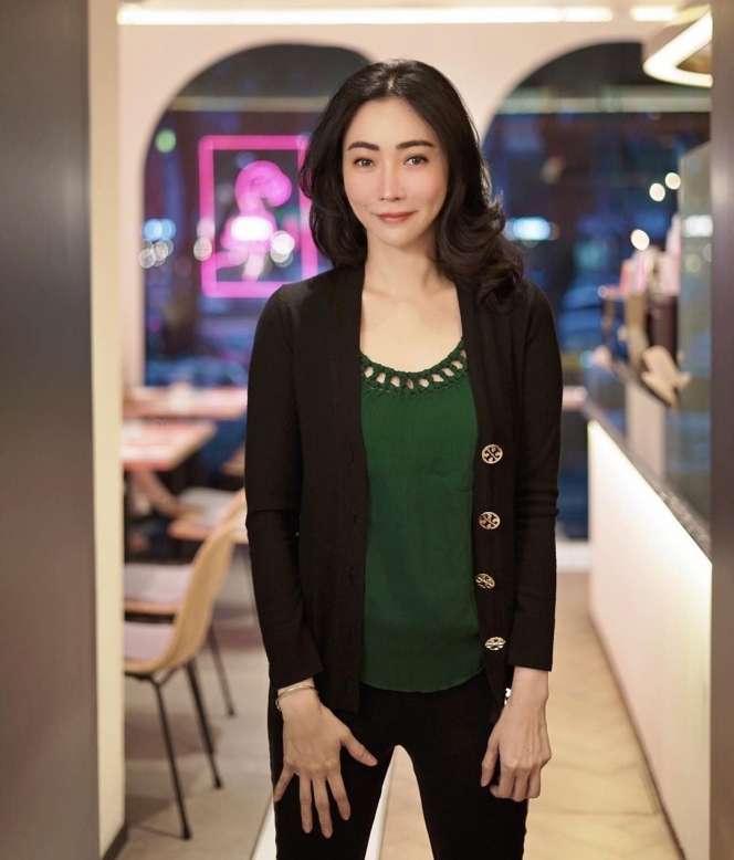 10 Potret Ibunda Livy Renata ‘Crazy Rich’ yang Baru Terekspos, Tajir Melintir & Cantik Bak ABG