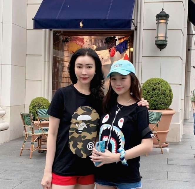 10 Potret Ibunda Livy Renata ‘Crazy Rich’ yang Baru Terekspos, Tajir Melintir & Cantik Bak ABG