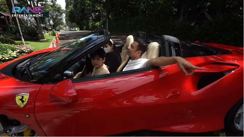 10 Gaya Keren Nagita Slavina Nyetir Ferrari Seharga Rp12 Miliar, Raffi Ahmad : Aduh Rusak!