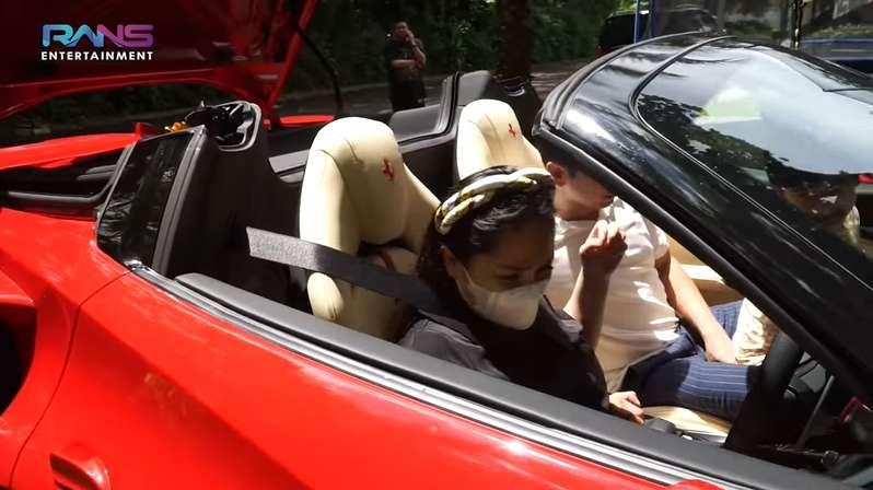 10 Gaya Keren Nagita Slavina Nyetir Ferrari Seharga Rp12 Miliar, Raffi Ahmad : Aduh Rusak!