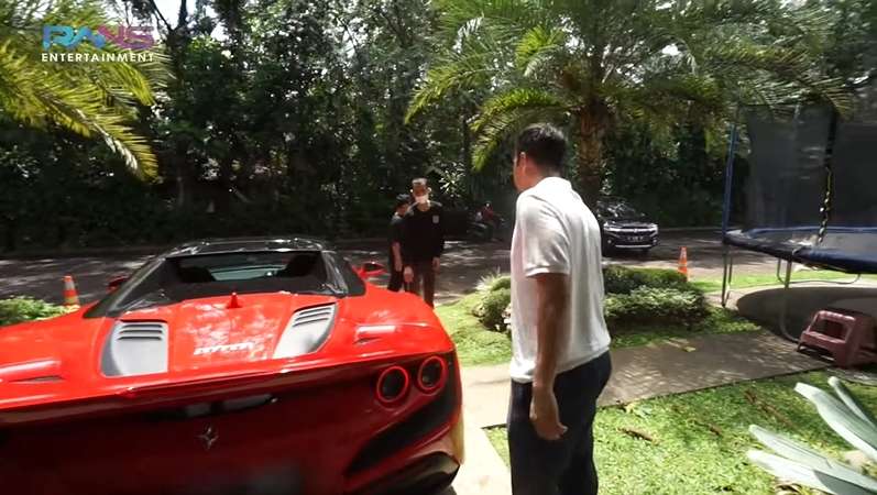 10 Gaya Keren Nagita Slavina Nyetir Ferrari Seharga Rp12 Miliar, Raffi Ahmad : Aduh Rusak!