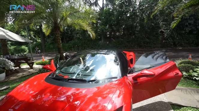 10 Gaya Keren Nagita Slavina Nyetir Ferrari Seharga Rp12 Miliar, Raffi Ahmad : Aduh Rusak!