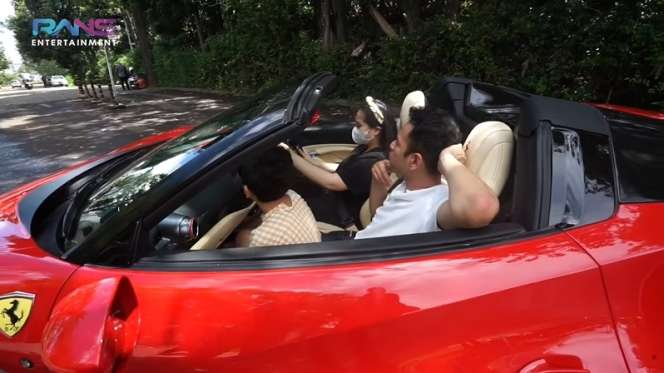 10 Gaya Keren Nagita Slavina Nyetir Ferrari Seharga Rp12 Miliar, Raffi Ahmad : Aduh Rusak!