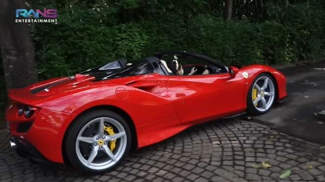 10 Gaya Keren Nagita Slavina Nyetir Ferrari Seharga Rp12 Miliar, Raffi Ahmad : Aduh Rusak!