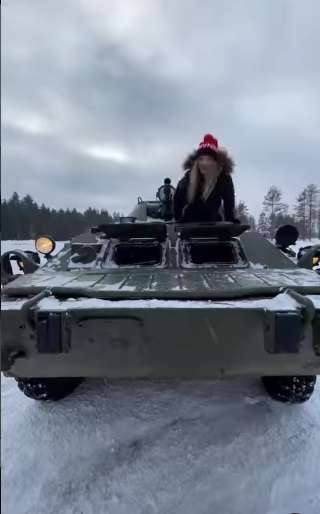 6 Potret Nastya Tuman, Wanita Viral yang Jago Kendarai Tank Rusia!