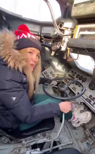 6 Potret Nastya Tuman, Wanita Viral yang Jago Kendarai Tank Rusia!