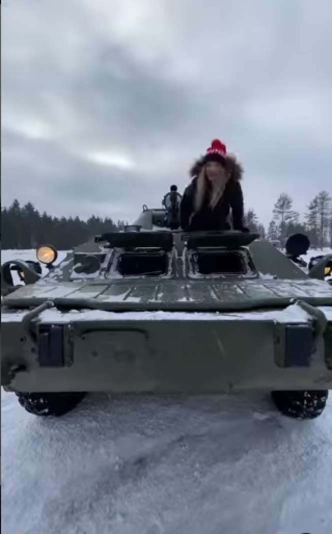 6 Potret Nastya Tuman, Wanita Viral yang Jago Kendarai Tank Rusia!