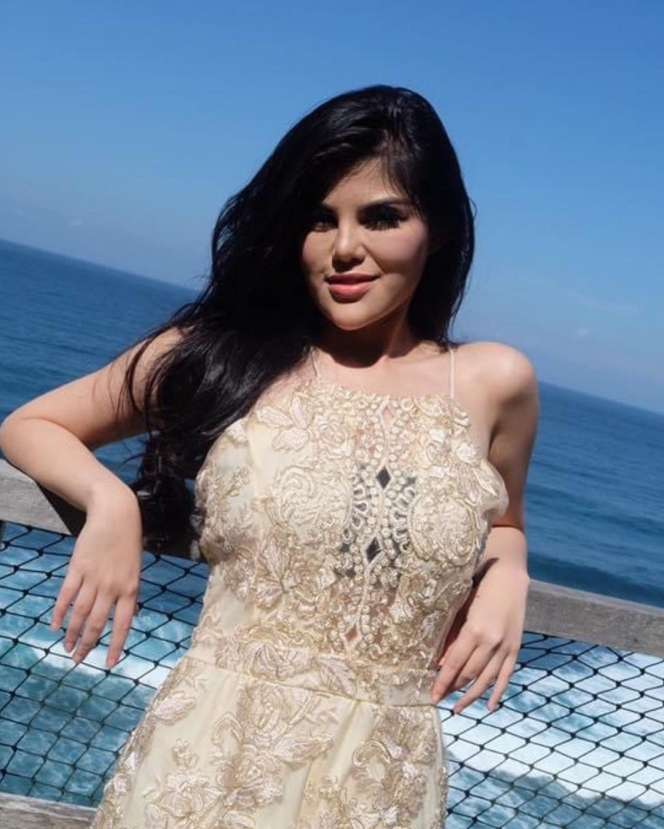 5 Potret Dita Soedarjo Mantan Tunangan Denny Sumargo, Punya Paras Cantik, Lekuk Tubuhnya bak Gitar Spanyol! 