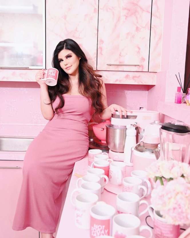 5 Potret Dita Soedarjo Mantan Tunangan Denny Sumargo, Punya Paras Cantik, Lekuk Tubuhnya bak Gitar Spanyol! 