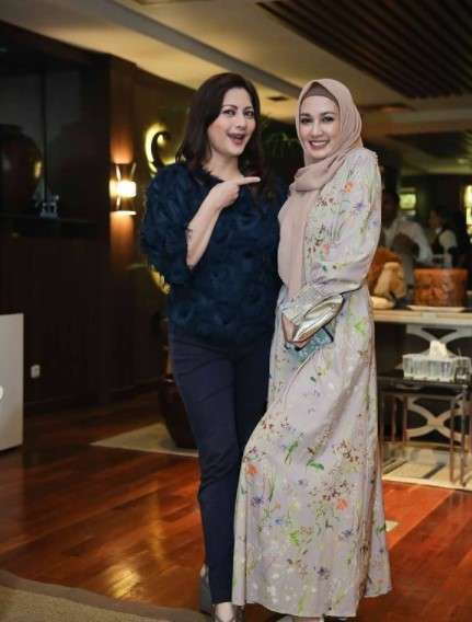 6 Momen Akrab Seleb yang Punya Mantan Suami Sama, Sering Hangout Bareng!