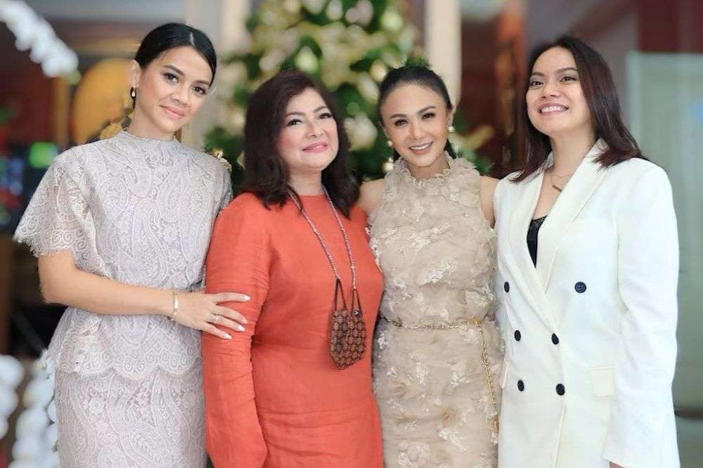 6 Momen Akrab Seleb yang Punya Mantan Suami Sama, Sering Hangout Bareng!