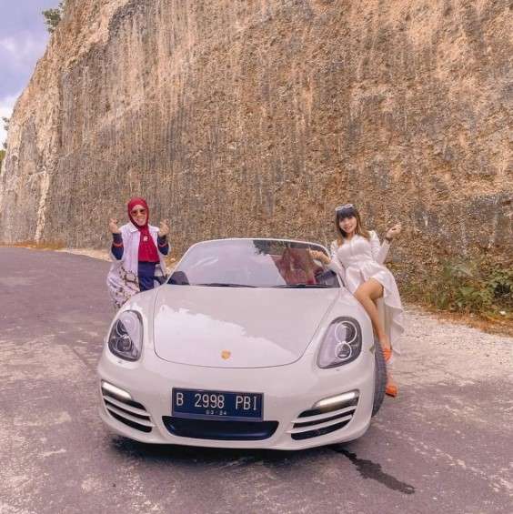6 Momen Akrab Seleb yang Punya Mantan Suami Sama, Sering Hangout Bareng!