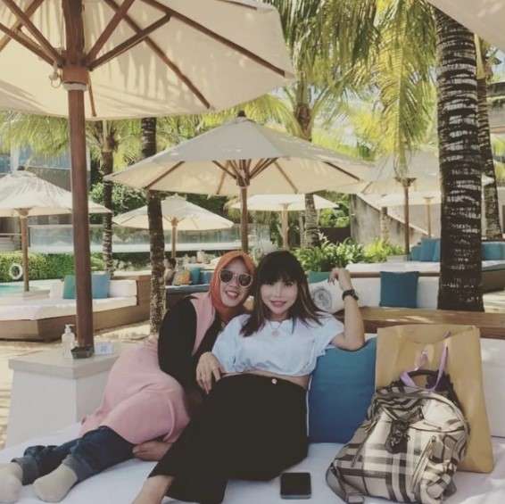 6 Momen Akrab Seleb yang Punya Mantan Suami Sama, Sering Hangout Bareng!