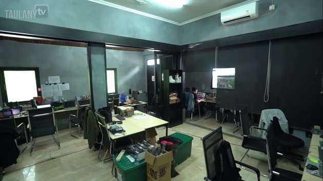 10 Potret Kantor Atta Halilintar yang Jadi ‘Pabrik Konten’, Super Mewah Ada Lapangan Futsal