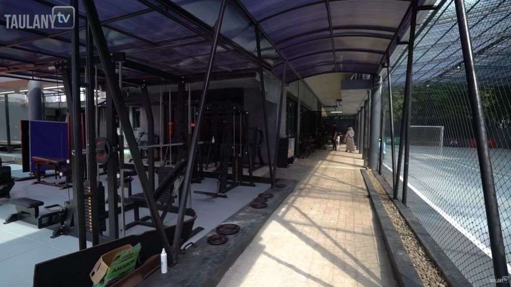 10 Potret Kantor Atta Halilintar yang Jadi ‘Pabrik Konten’, Super Mewah Ada Lapangan Futsal