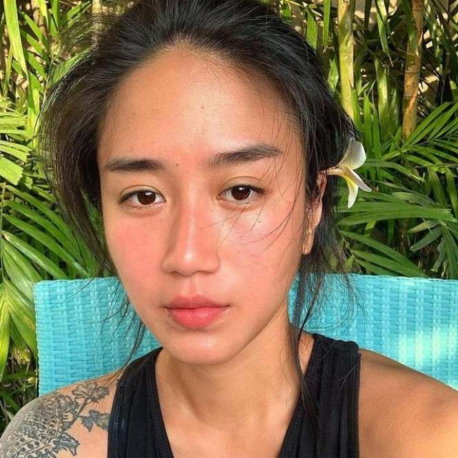 7 Potret Renatta Moeloek Tanpa Makeup, Parasnya Bikin Susah Kedip!