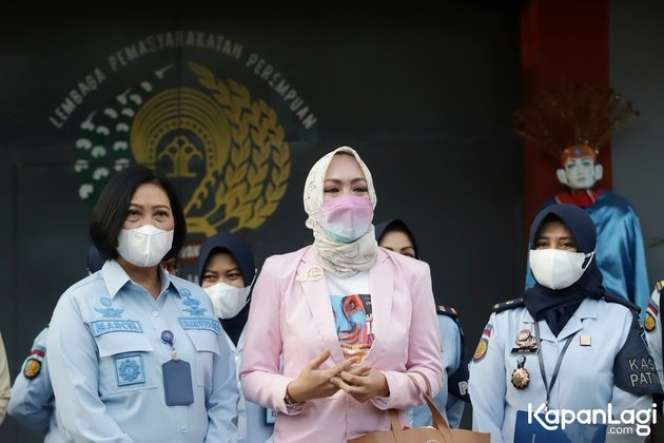 Potret 6 Seleb Usai Keluar Dari Penjara, Gaya Angelina Sondakh Curi Perhatian!