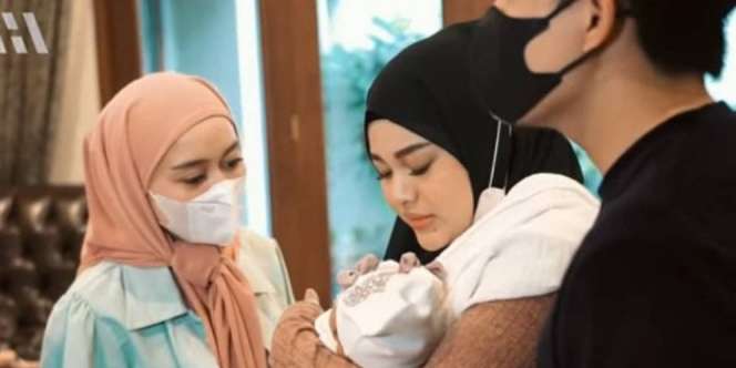 Momen Lesti Kejora saat Jenguk Aurel Hermansyah, Netizen Malah Salfok dengan Jilbab Lesti