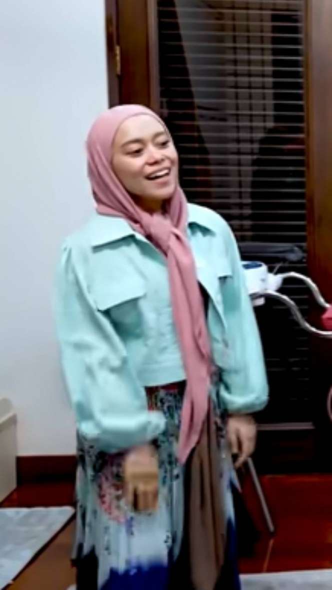 Momen Lesti Kejora saat Jenguk Aurel Hermansyah, Netizen Malah Salfok dengan Jilbab Lesti