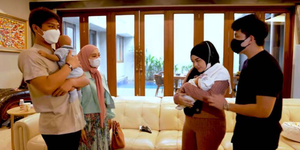 Momen Lesti Kejora saat Jenguk Aurel Hermansyah, Netizen Malah Salfok dengan Jilbab Lesti