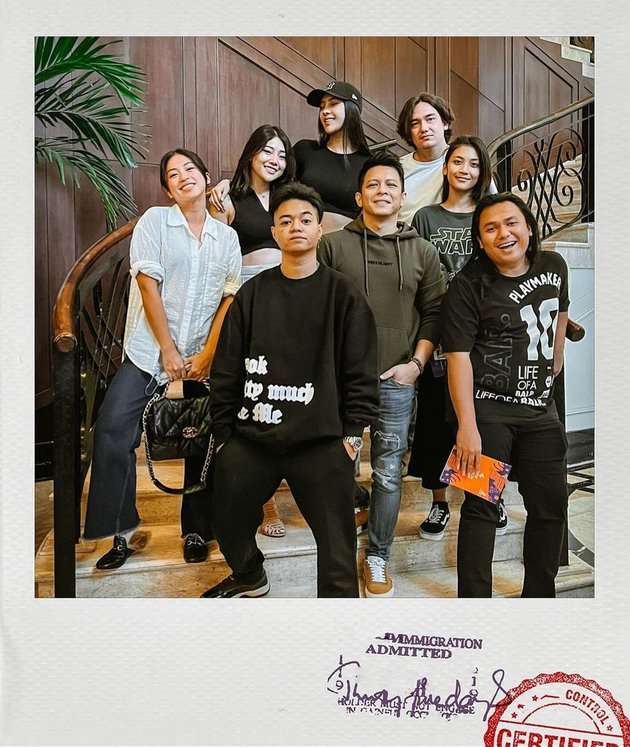 Momen Manis Ariel NOAH Jalan-Jalan di Paris Bareng Sang Putri