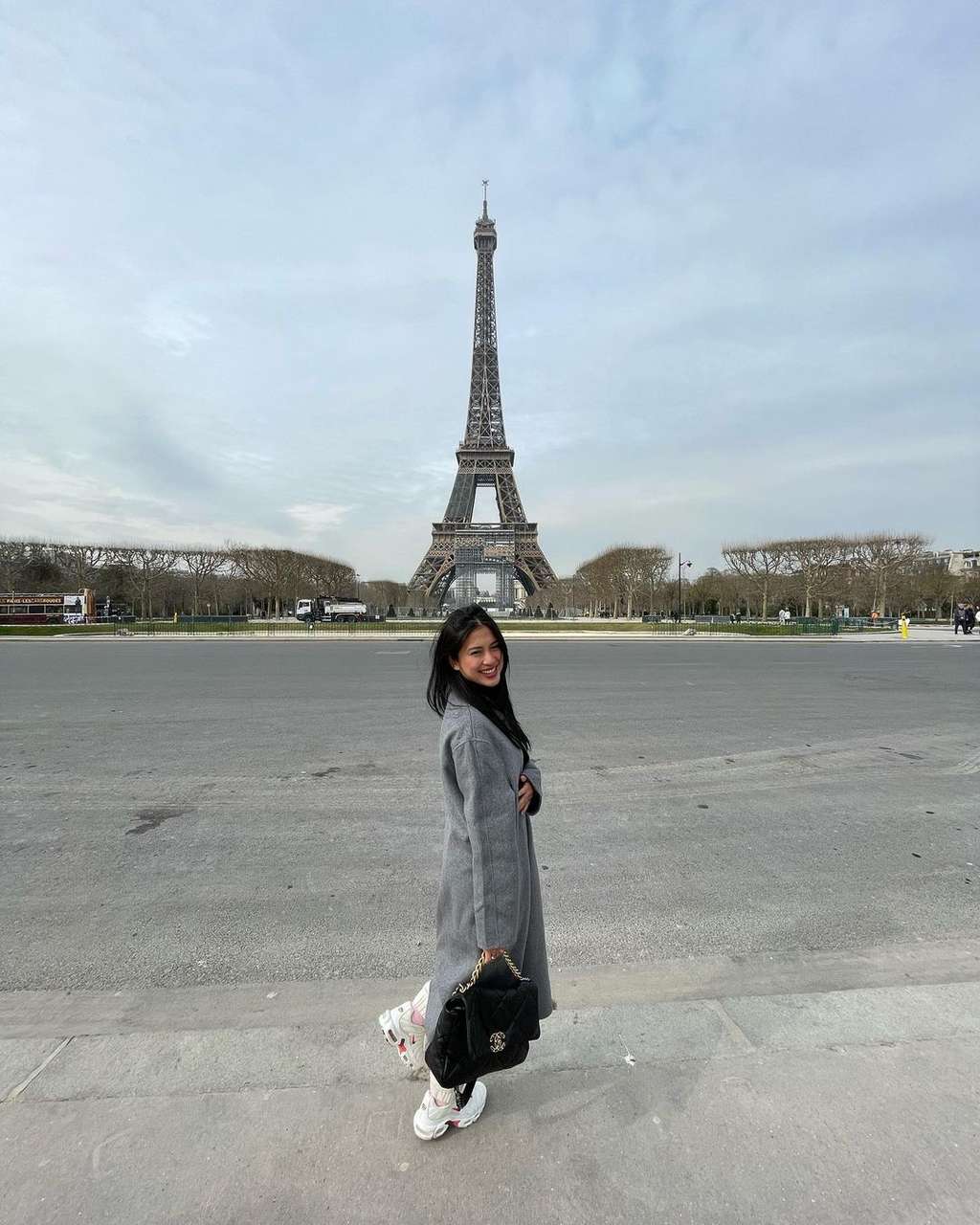 10 Potret Kedekatan Tyna Kanna & Putri Ariel NOAH di Paris, Didoakan Jadi Ibu Sambung!