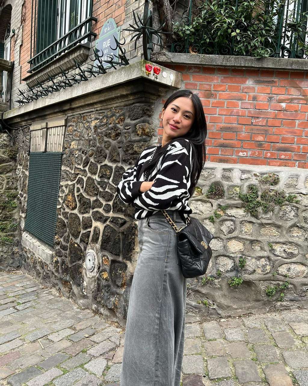 10 Potret Kedekatan Tyna Kanna & Putri Ariel NOAH di Paris, Didoakan Jadi Ibu Sambung!