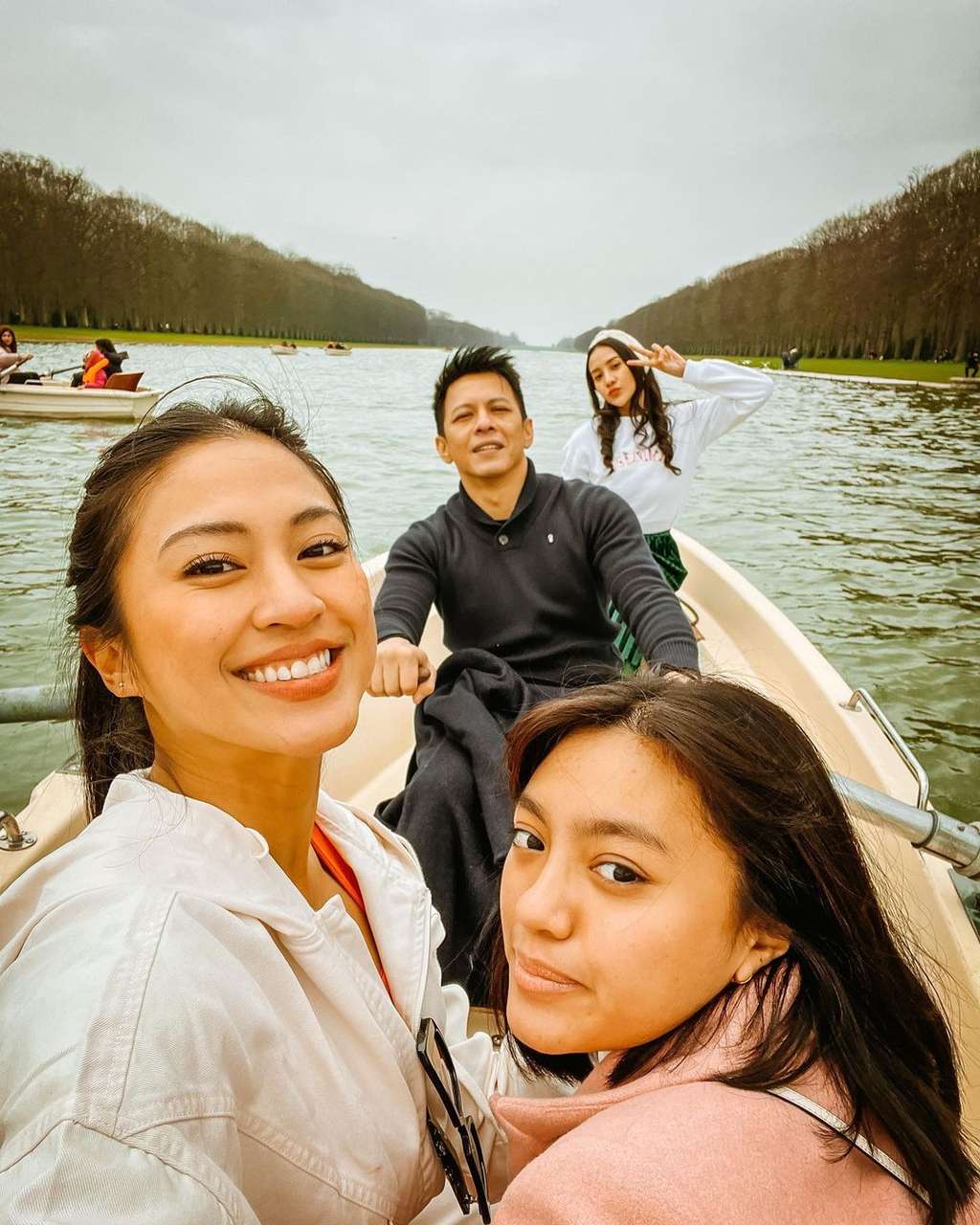 10 Potret Kedekatan Tyna Kanna & Putri Ariel NOAH di Paris, Didoakan Jadi Ibu Sambung!
