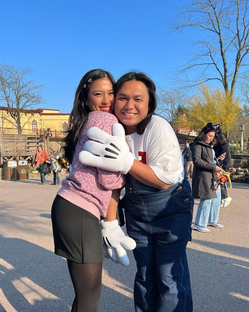 10 Potret Kedekatan Tyna Kanna & Putri Ariel NOAH di Paris, Didoakan Jadi Ibu Sambung!
