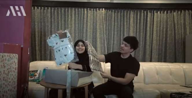10 Potret Aurel & Atta Unboxing Kado Baby Ameena, Hadiah dari Haji Faisal Paling Ditunggu!
